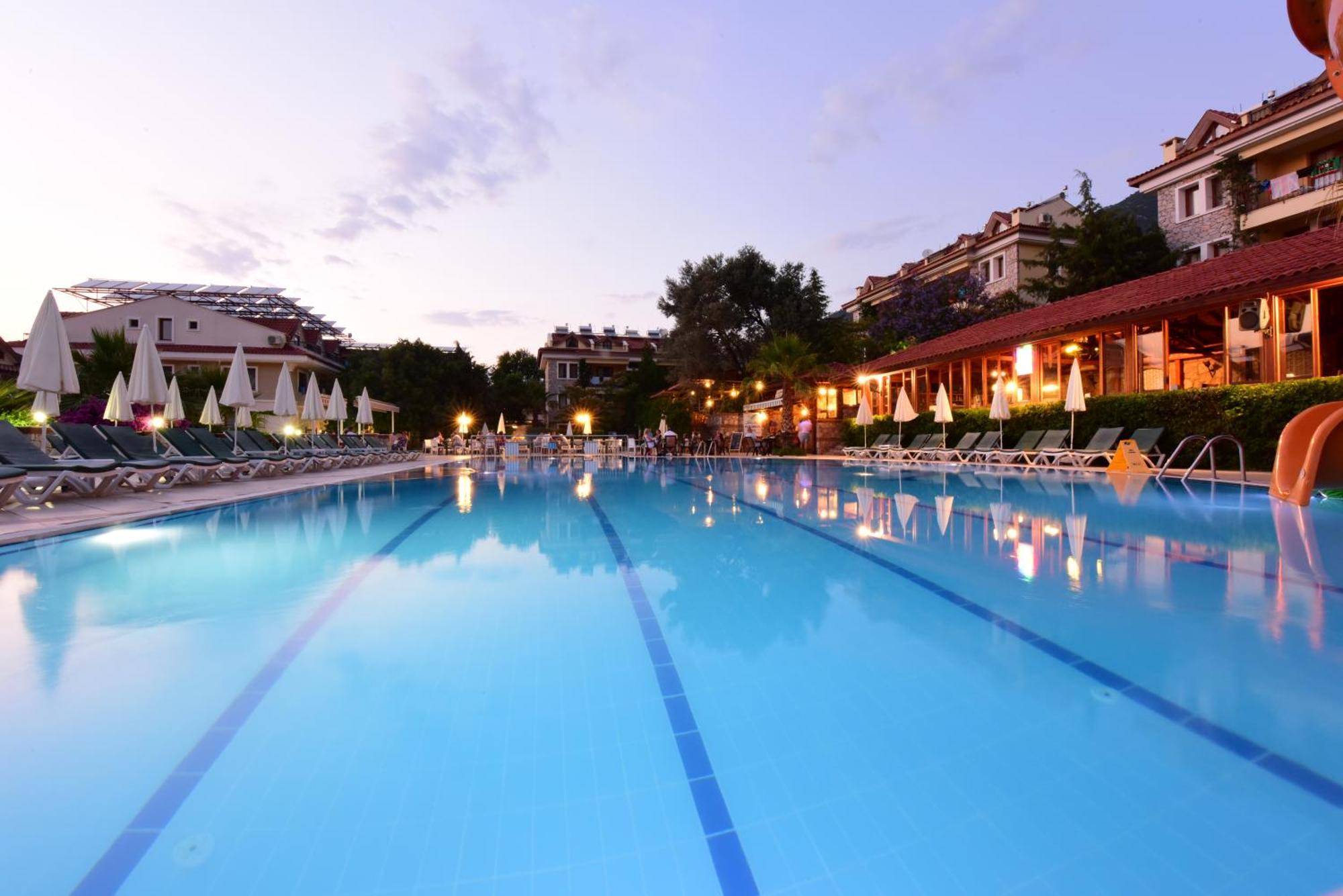 אולודניץ Perdikia Hill Hotel And Villas מראה חיצוני תמונה